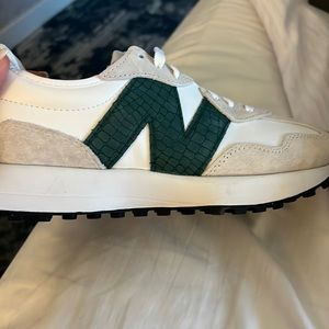 New Balance lifestyle white and green size 8.5